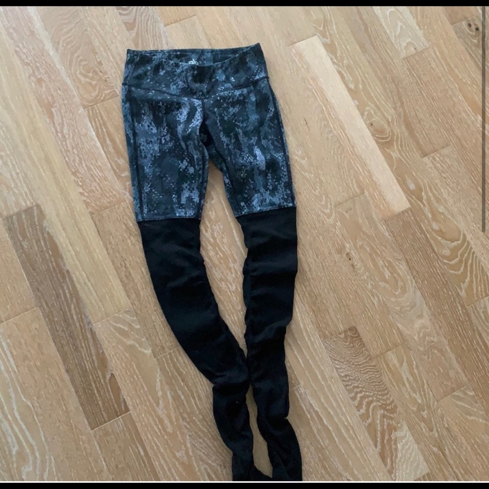 Alo yoga Low waisted with print top and knot bottoms